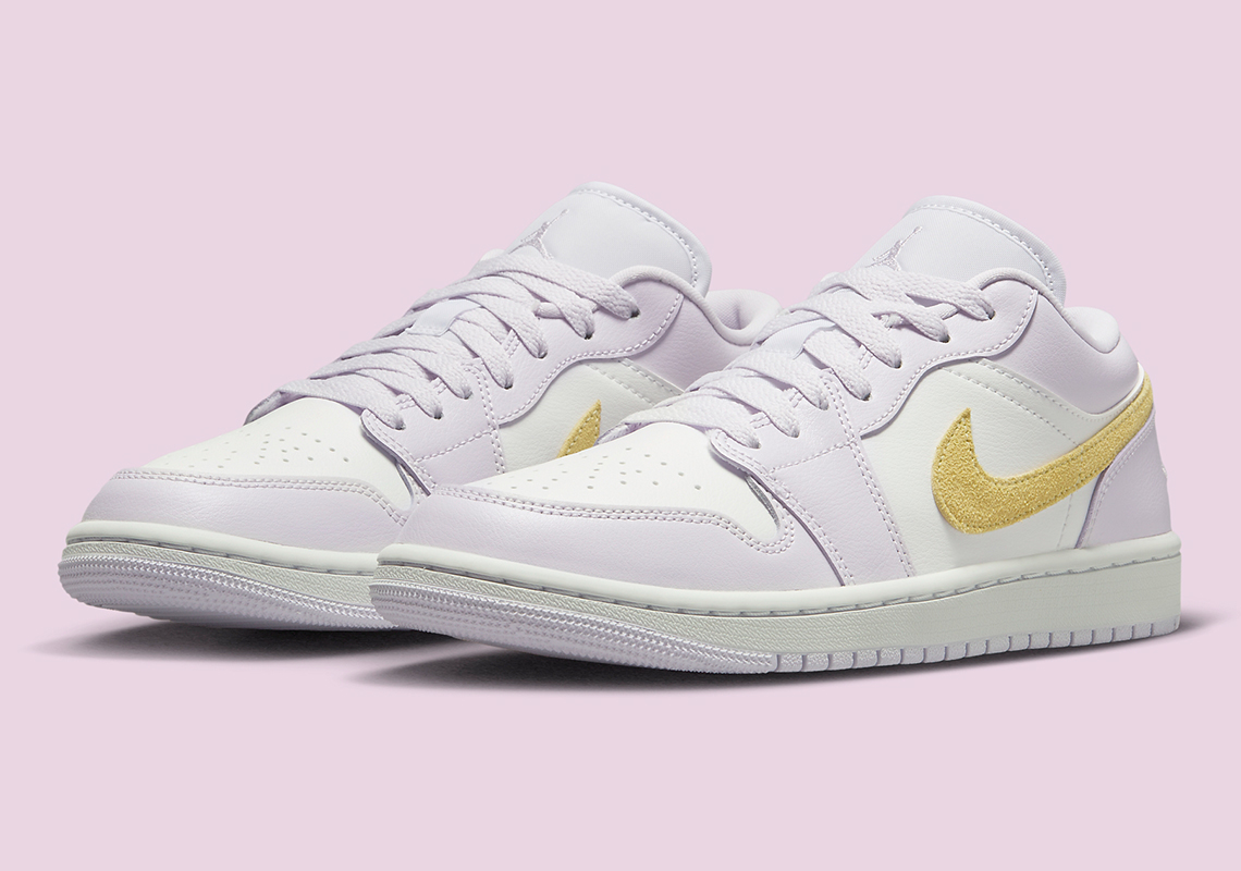 Logo Nike màu vàng làm nổi bật đôi giày sneaker Air Jordan 1 Low WMNS Purple Yellow - 2