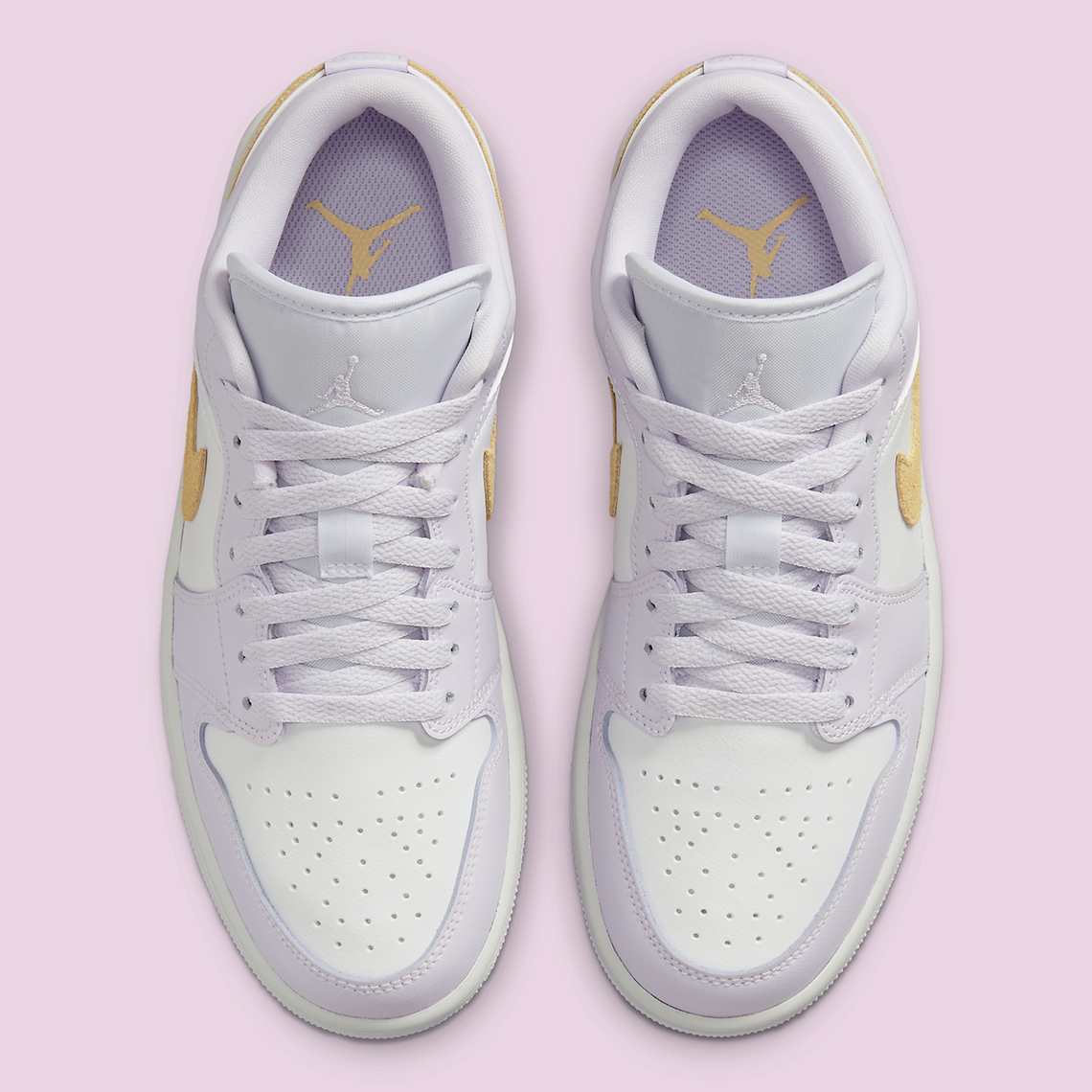 Logo Nike màu vàng làm nổi bật đôi giày sneaker Air Jordan 1 Low WMNS Purple Yellow - 4