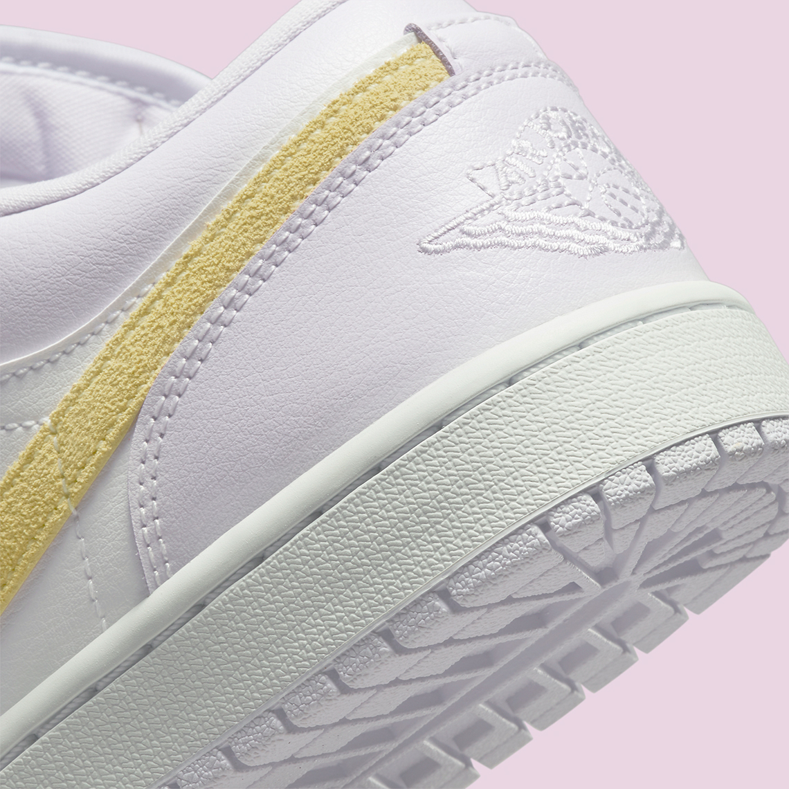 Logo Nike màu vàng làm nổi bật đôi giày sneaker Air Jordan 1 Low WMNS Purple Yellow - 7