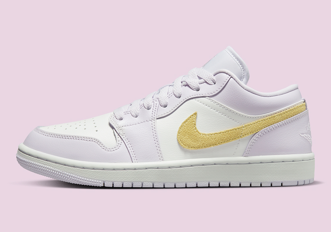 Logo Nike màu vàng làm nổi bật đôi giày sneaker Air Jordan 1 Low WMNS Purple Yellow