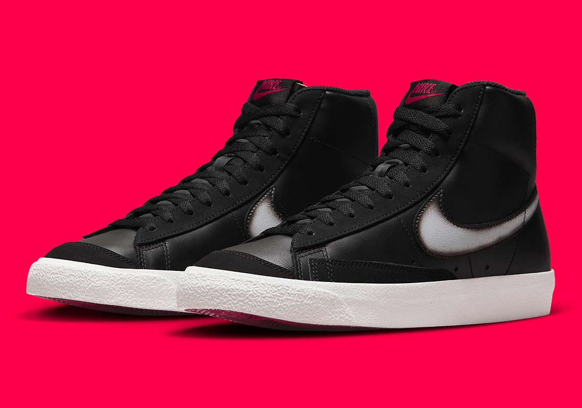 Logo Swoosh được phun sơn ngắt quãng trên phiên bản Nike Blazer Mid '77 màu đen lịch lãm này - 1