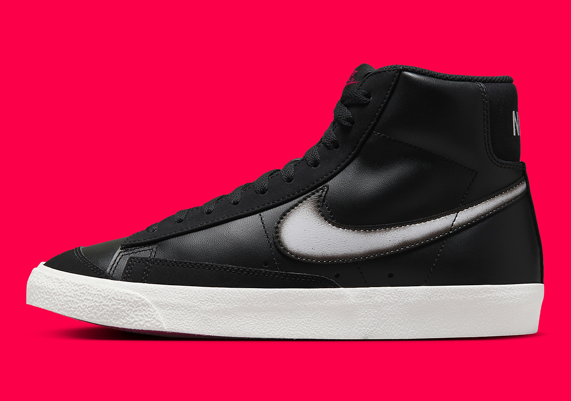 Logo Swoosh được phun sơn ngắt quãng trên phiên bản Nike Blazer Mid '77 màu đen lịch lãm này - 2