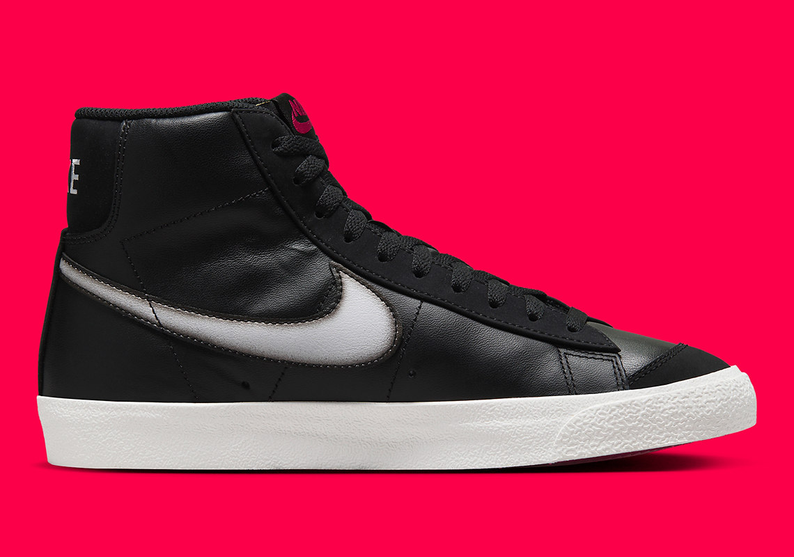 Logo Swoosh được phun sơn ngắt quãng trên phiên bản Nike Blazer Mid '77 màu đen lịch lãm này - 3