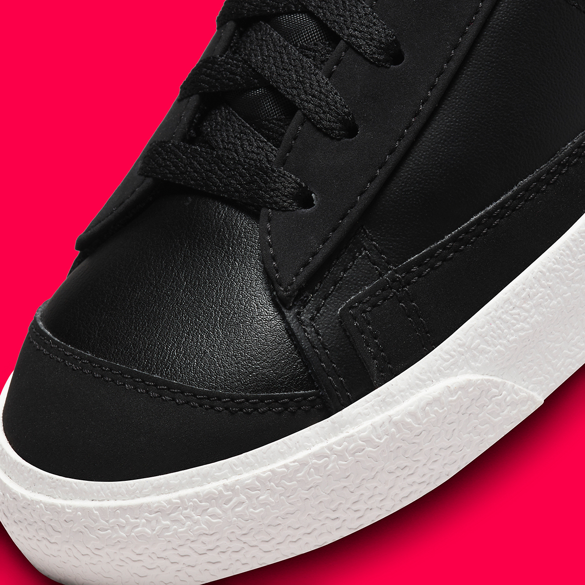 Logo Swoosh được phun sơn ngắt quãng trên phiên bản Nike Blazer Mid '77 màu đen lịch lãm này - 7