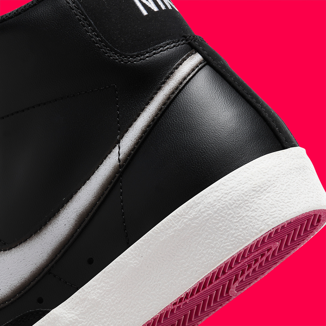 Logo Swoosh được phun sơn ngắt quãng trên phiên bản Nike Blazer Mid '77 màu đen lịch lãm này - 8