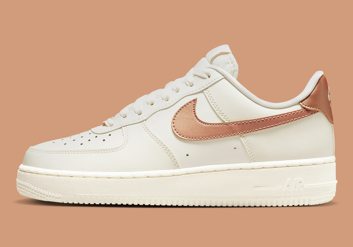 Lớp hoàn thiện bằng vàng hồng cao cấp trang bị cho Nike Air Force 1 Low nữ - 1