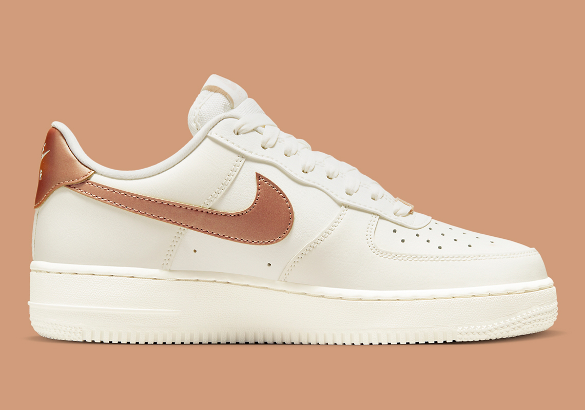 Lớp hoàn thiện bằng vàng hồng cao cấp trang bị cho Nike Air Force 1 Low nữ - 3