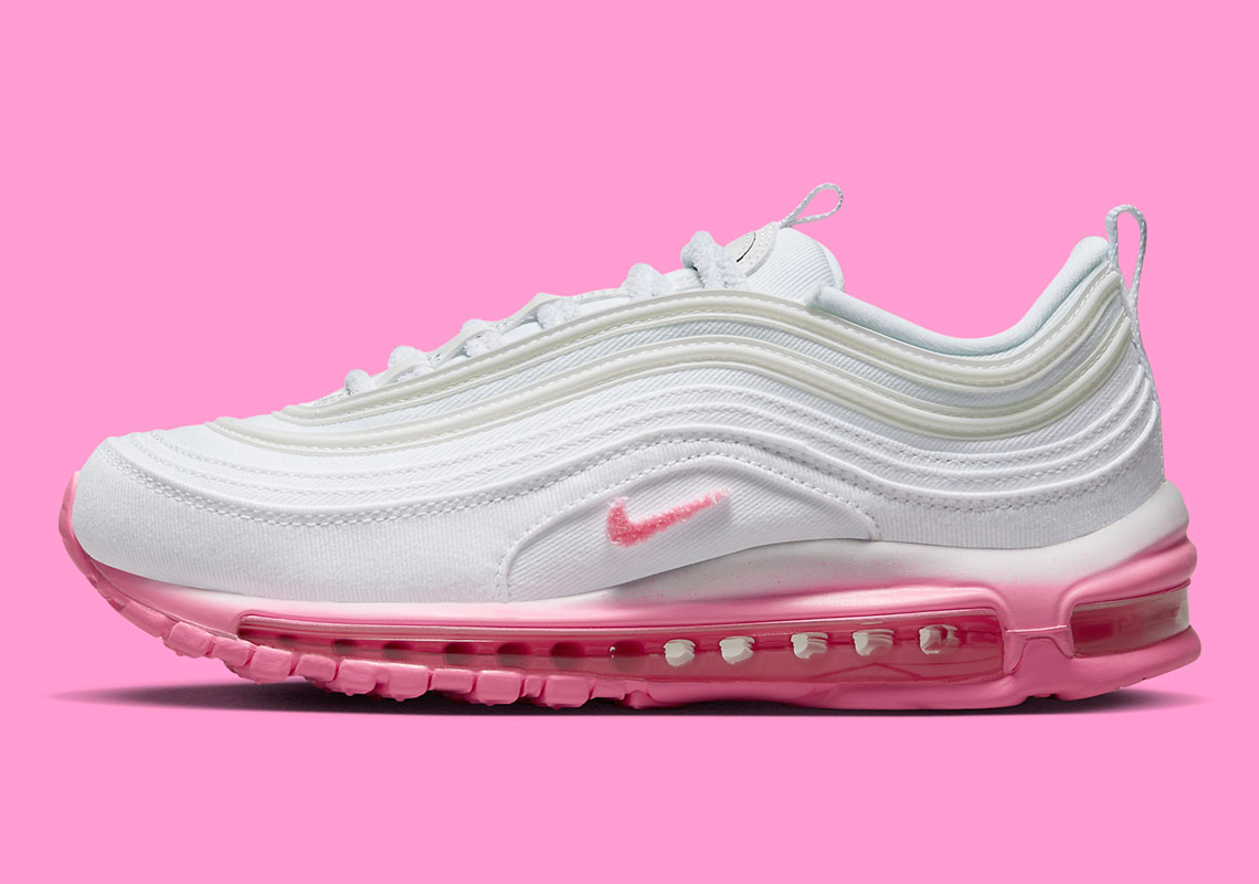 Lớp sơn airbrush màu hồng làm sống động những chiếc đế giày Nike Air Max 97 - 1