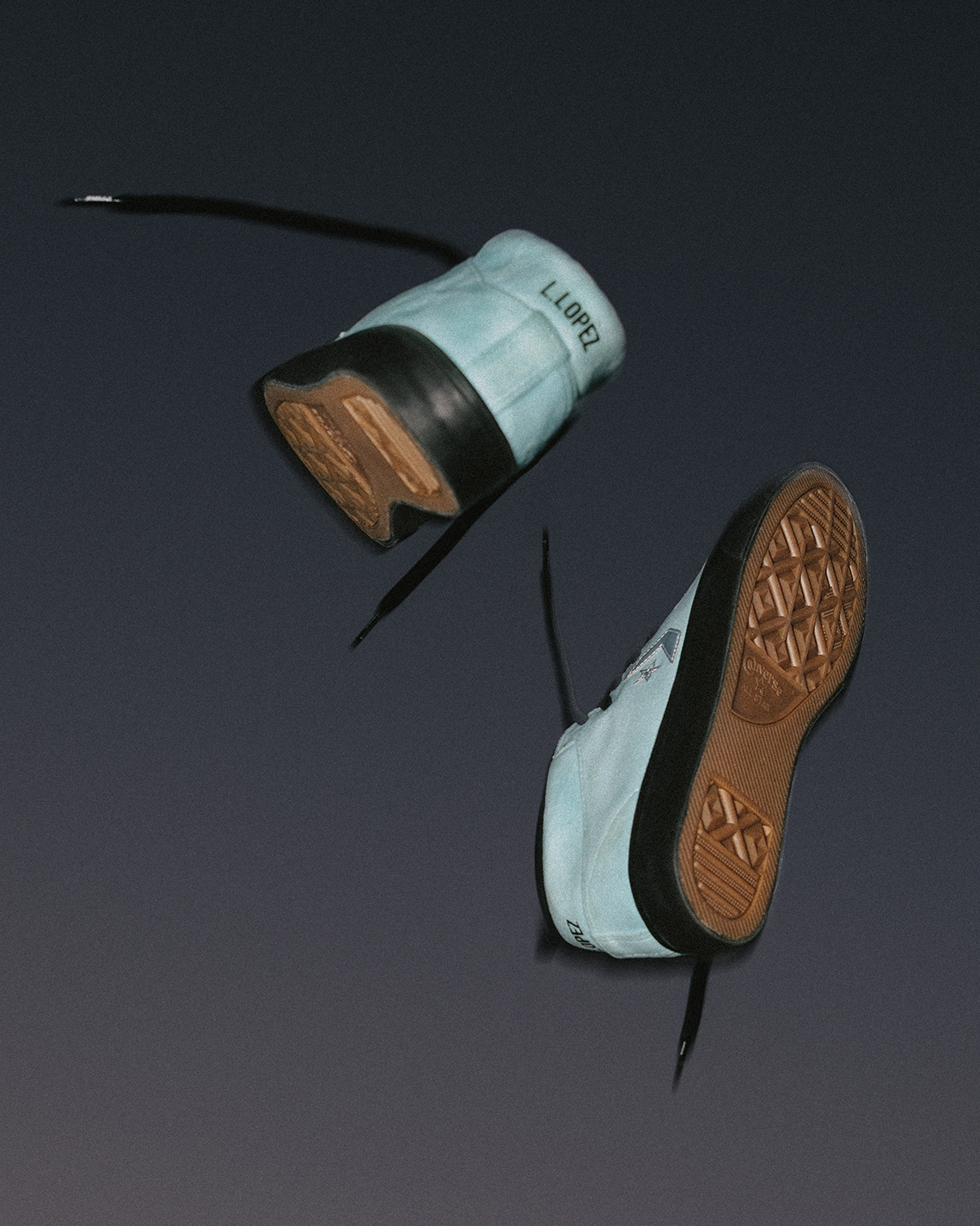 Louie Lopez nhận được đôi giày Converse dáng cổ trung đặc trưng của riêng mình - 3