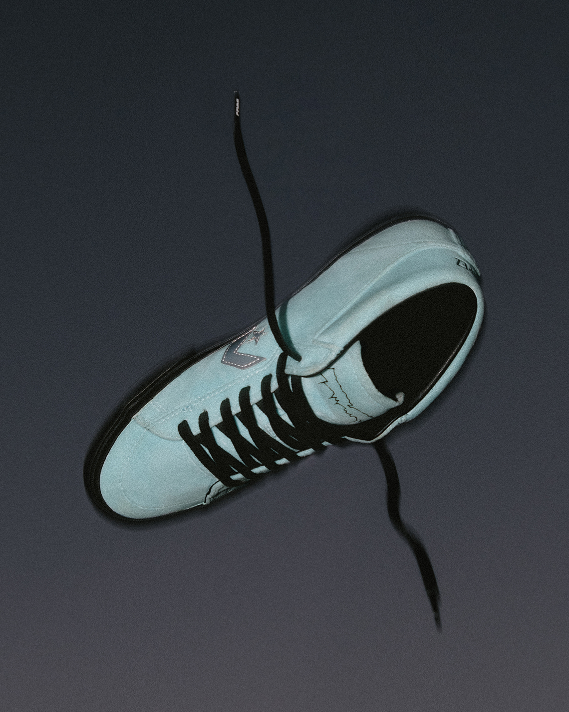 Louie Lopez nhận được đôi giày Converse dáng cổ trung đặc trưng của riêng mình - 4