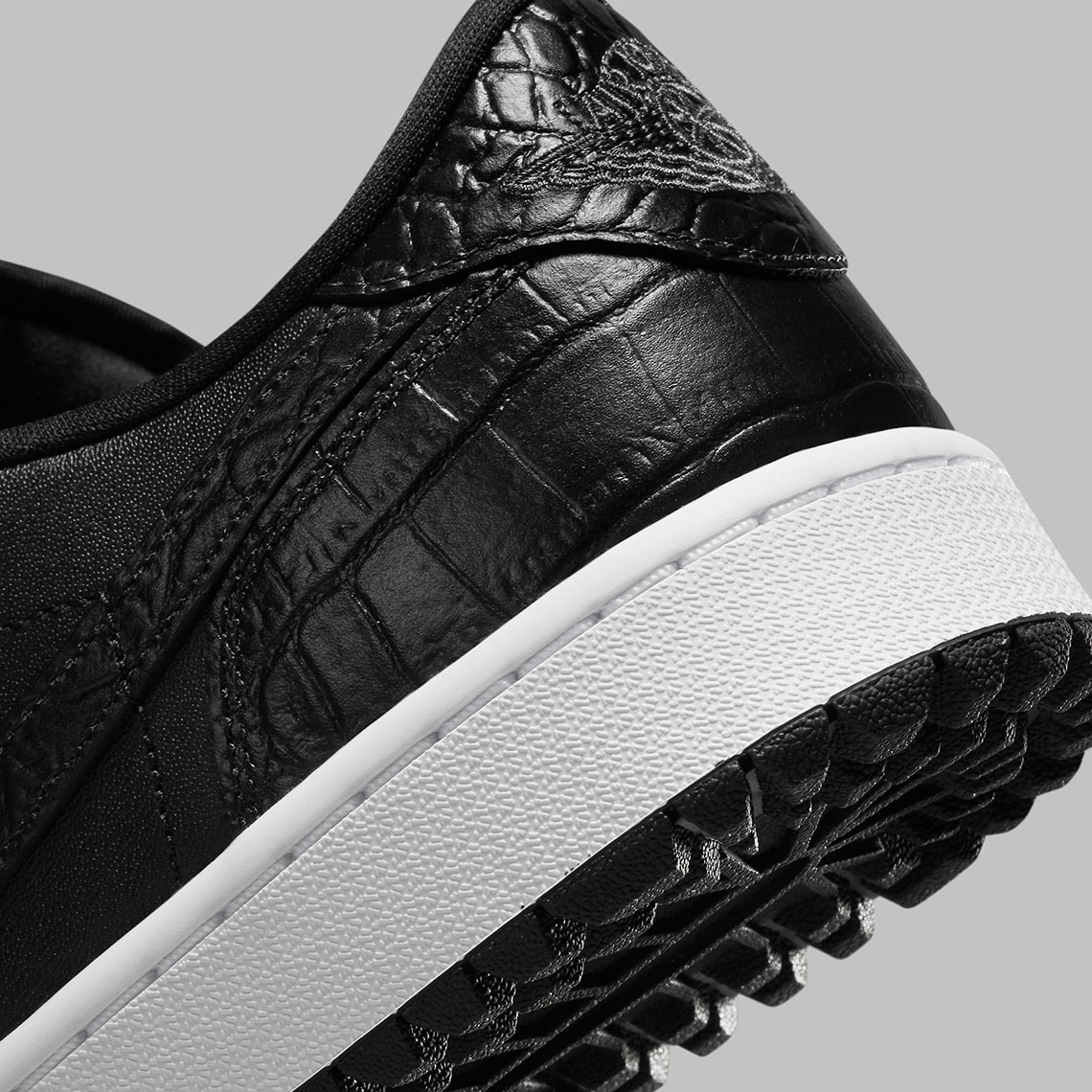 Mẫu Air Jordan 1 Low Golf Black Croc này được bọc bằng da cá sấu màu đen - 9