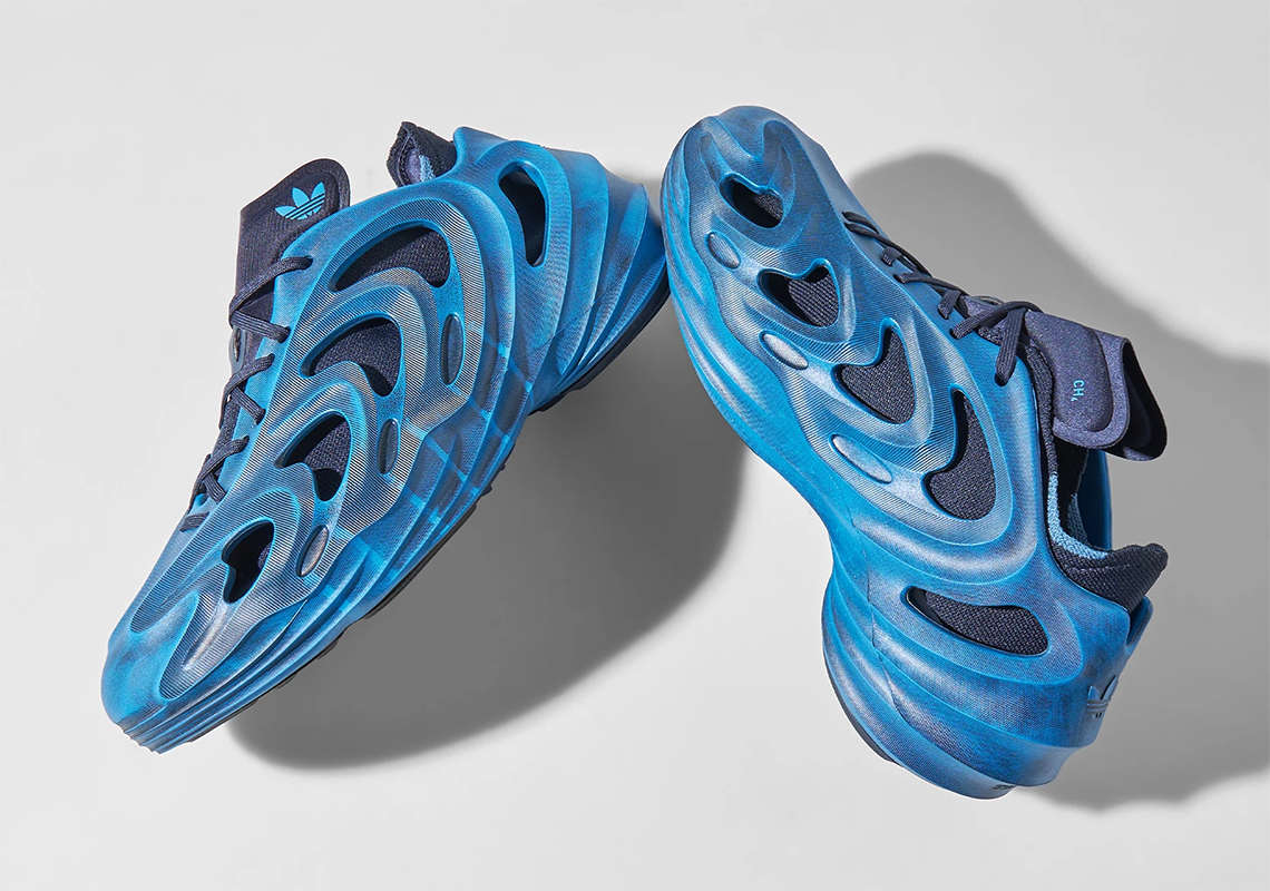 Màu Blue Rush bao phủ mẫu giày adiFOM Q - 4