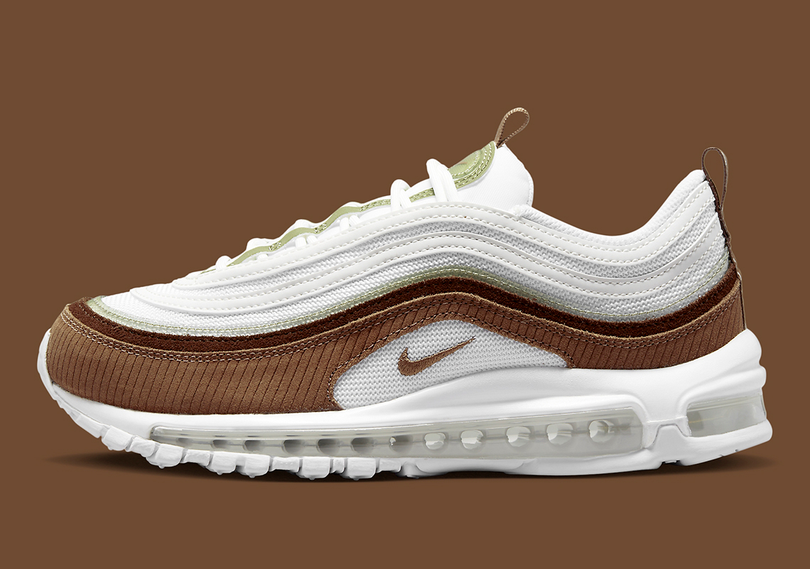 Màu Brown Corduroy làm nổi bật đôi giày sneaker nữ Nike Air Max 97 này