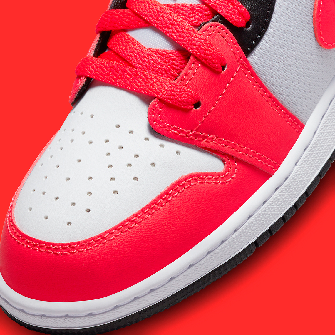 Màu đen và đỏ xen kẽ trên chiếc GS Air Jordan 1 low này - 7