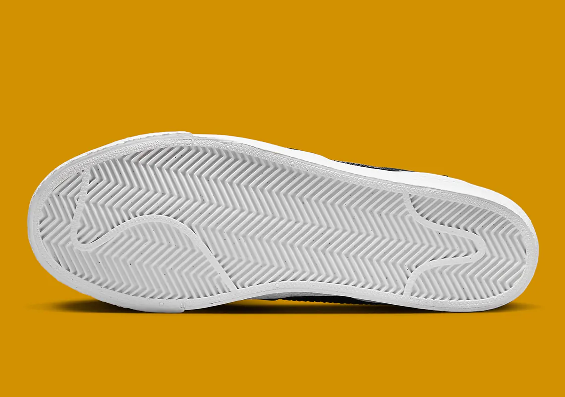 Màu đen và lúa mì tạo nên cấu trúc chắp vá của Nike SB Blazer Mid này - 6