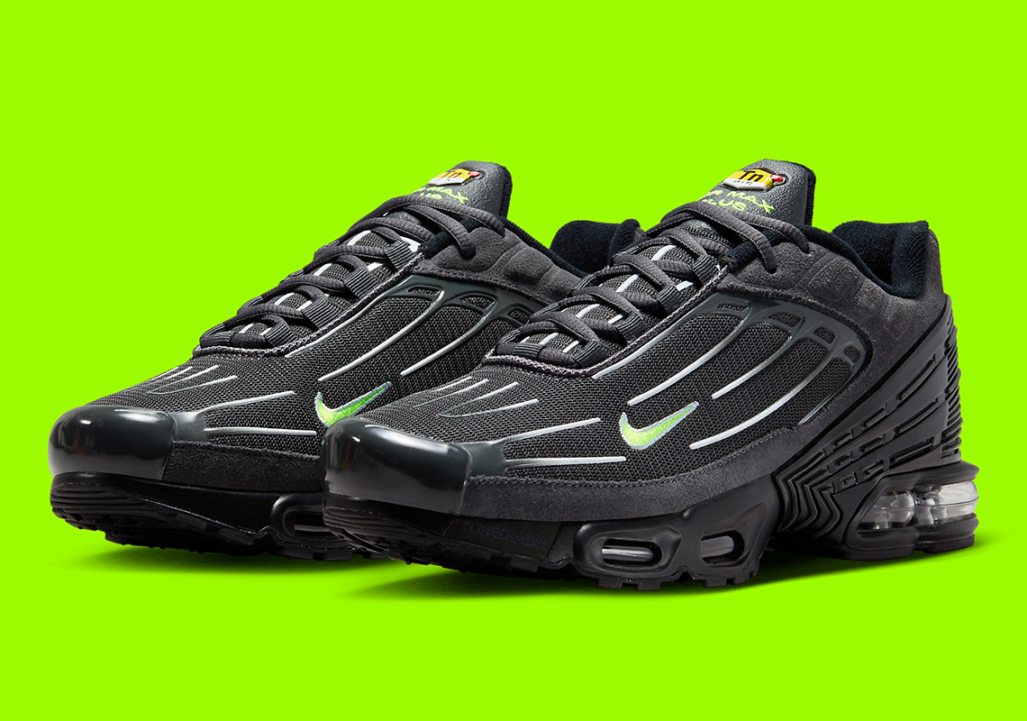 Màu Đen và Volt làm nổi bật Nike Air Max Plus 3 - 1