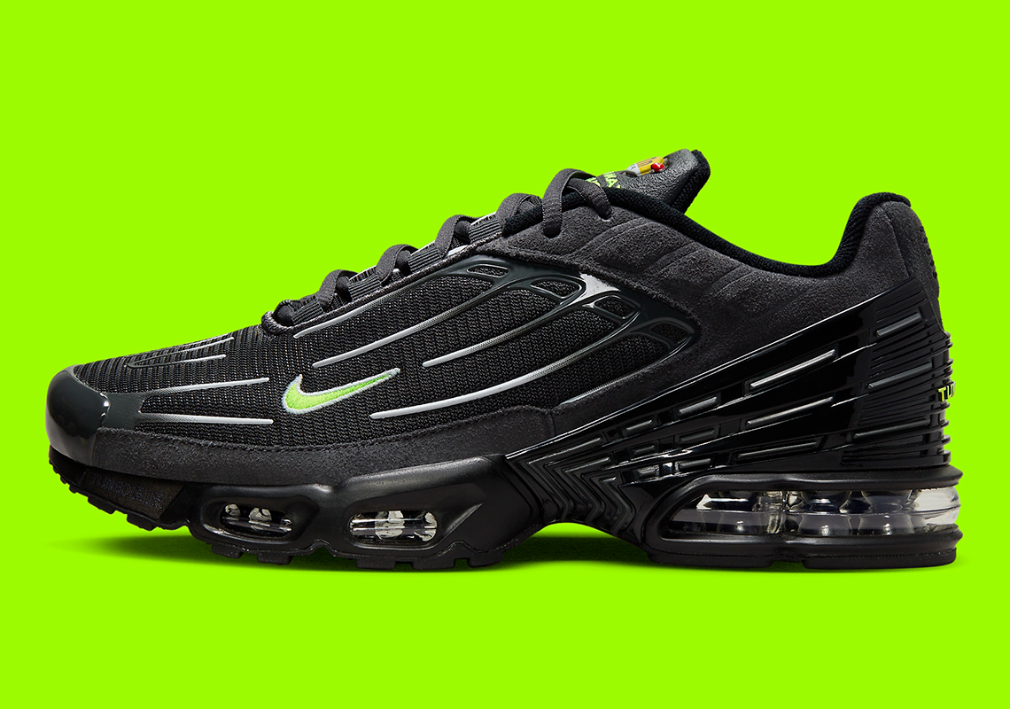 Màu Đen và Volt làm nổi bật Nike Air Max Plus 3 - 2