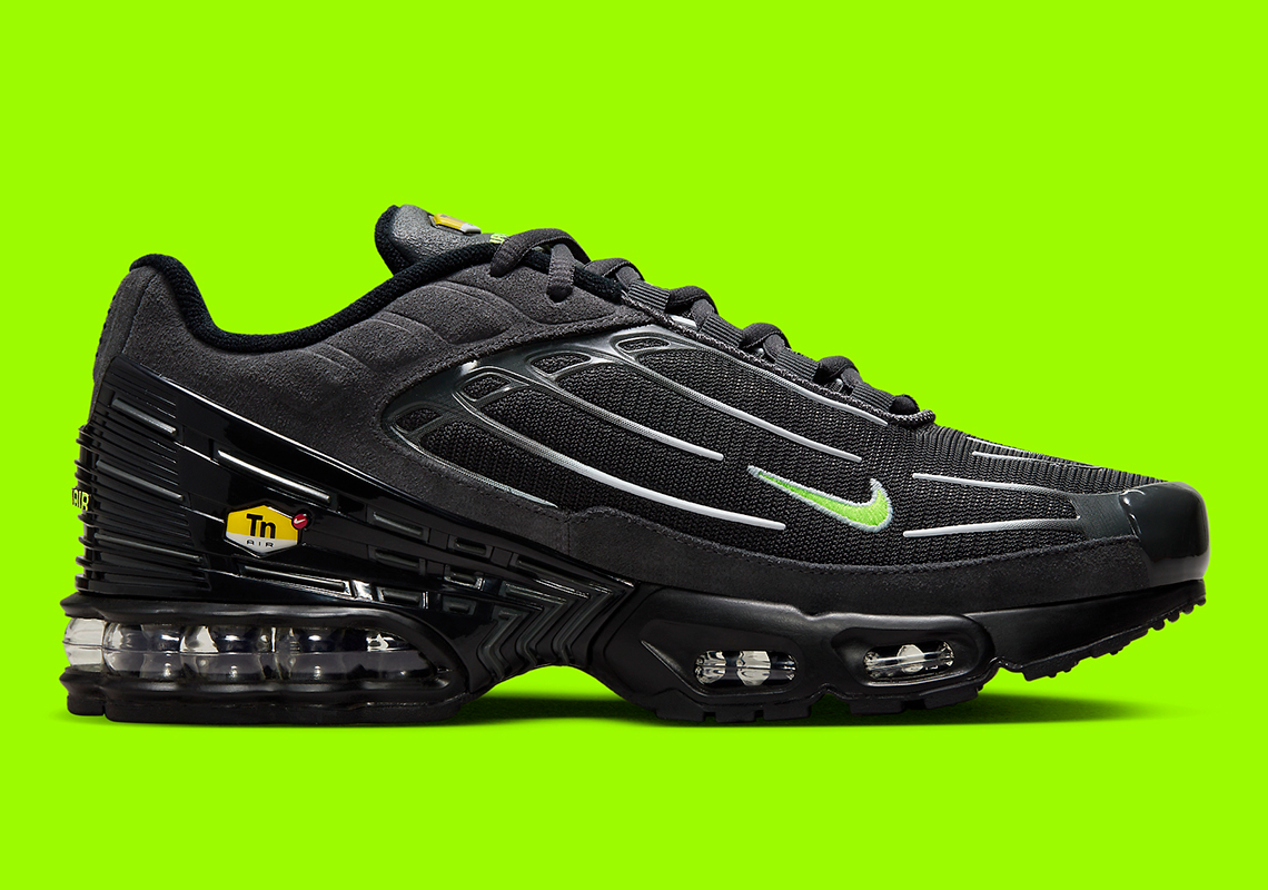 Màu Đen và Volt làm nổi bật Nike Air Max Plus 3 - 3