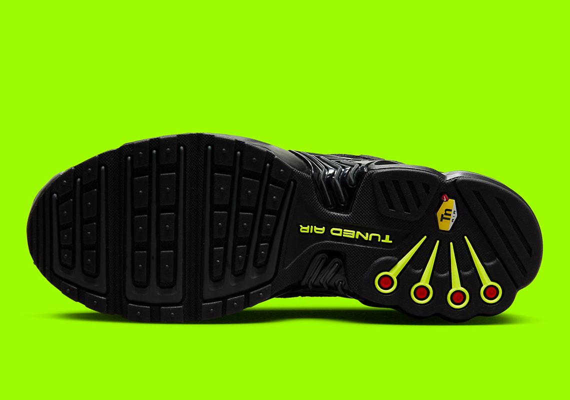 Màu Đen và Volt làm nổi bật Nike Air Max Plus 3 - 6