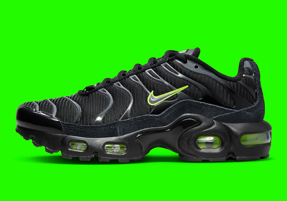 Màu Đen và Volt xuất hiện trên phiên bản Nike Air Max Plus dành cho trẻ em. - 1