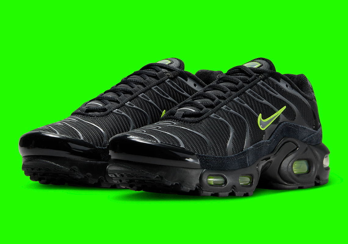 Màu Đen và Volt xuất hiện trên phiên bản Nike Air Max Plus dành cho trẻ em. - 2