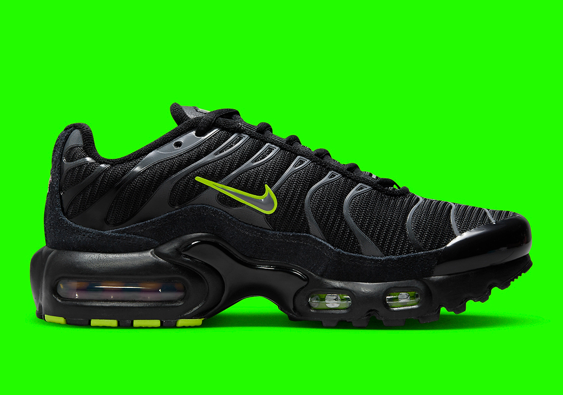 Màu Đen và Volt xuất hiện trên phiên bản Nike Air Max Plus dành cho trẻ em. - 3