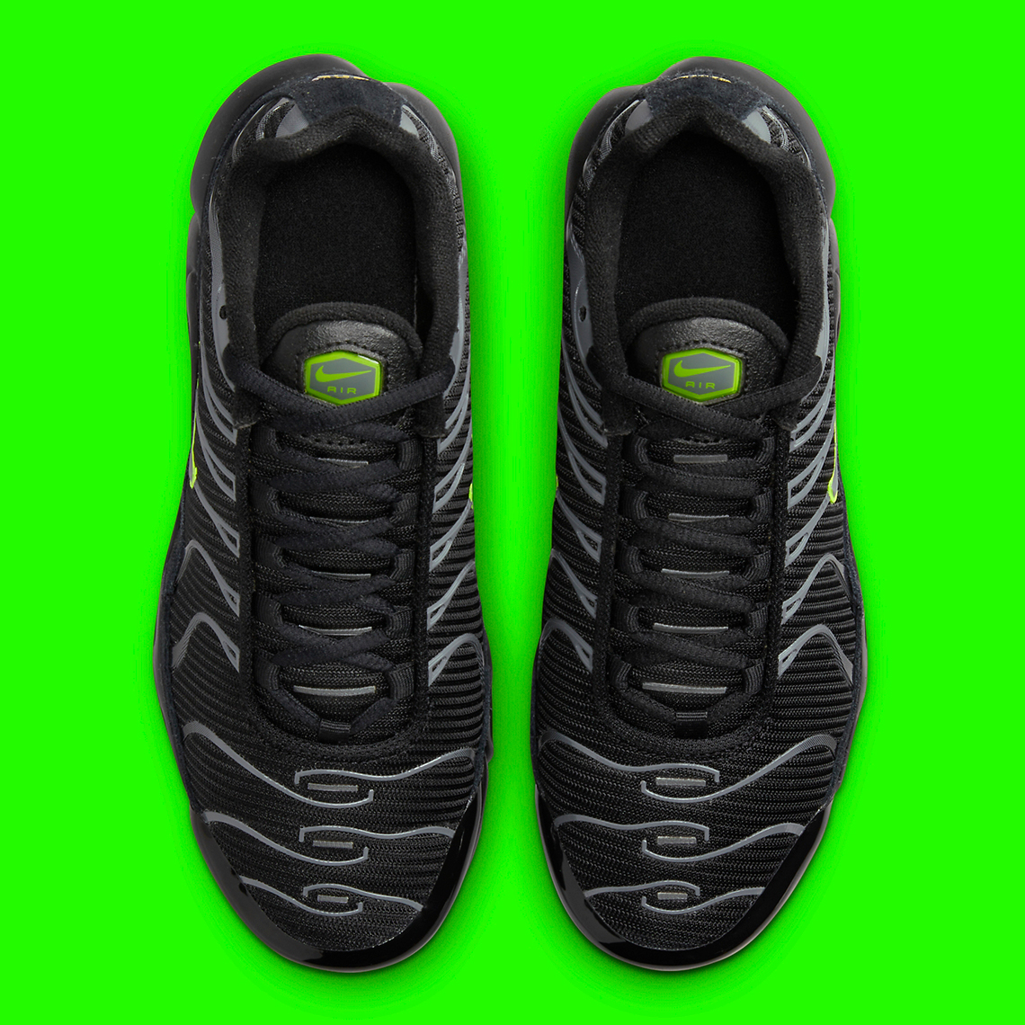 Màu Đen và Volt xuất hiện trên phiên bản Nike Air Max Plus dành cho trẻ em. - 4