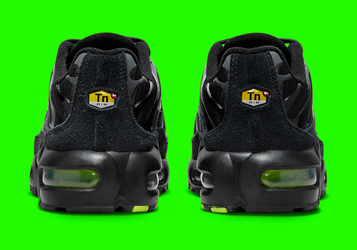 Màu Đen và Volt xuất hiện trên phiên bản Nike Air Max Plus dành cho trẻ em. - 5