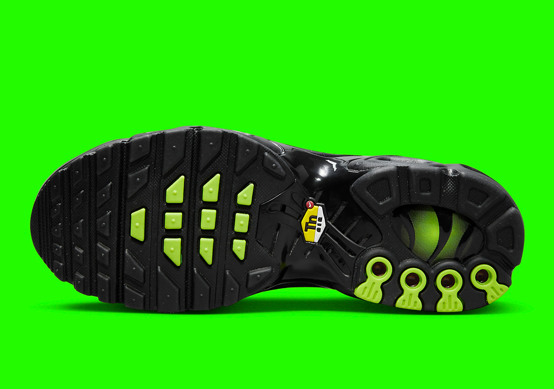 Màu Đen và Volt xuất hiện trên phiên bản Nike Air Max Plus dành cho trẻ em. - 6