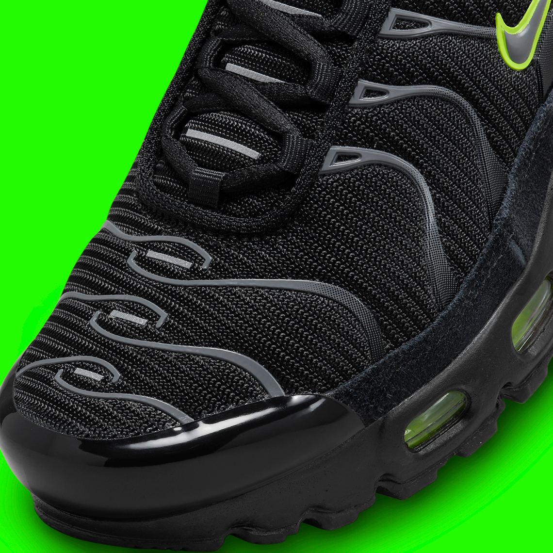 Màu Đen và Volt xuất hiện trên phiên bản Nike Air Max Plus dành cho trẻ em. - 7
