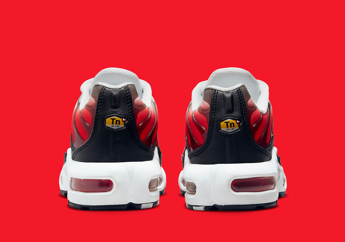 Màu đỏ tươi chảy vào lưới của Nike Air Max Plus Red White Navy này - 5