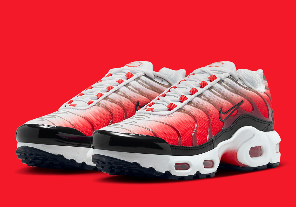 Màu đỏ tươi chảy vào lưới của Nike Air Max Plus Red White Navy này