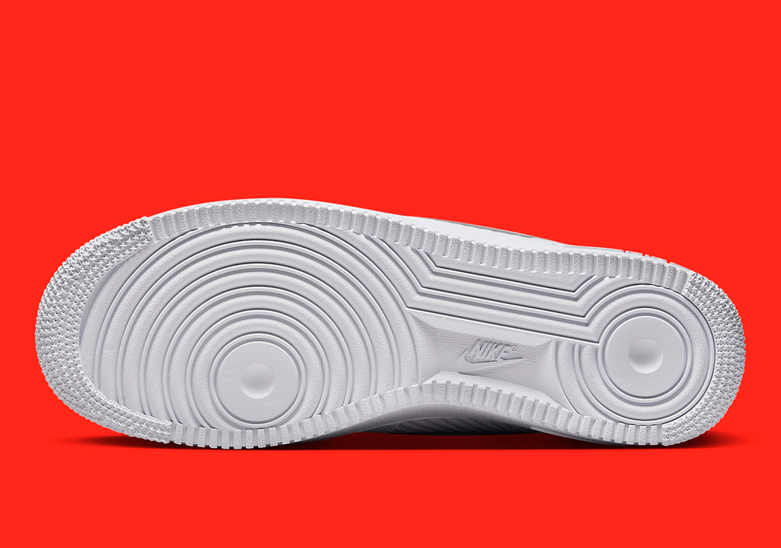 Màu đỏ và xám làm nổi bật đôi giày sneaker Nike Air Force 1 này - 4