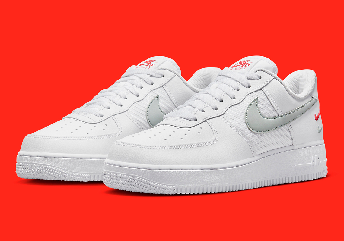 Màu đỏ và xám làm nổi bật đôi giày sneaker Nike Air Force 1 này