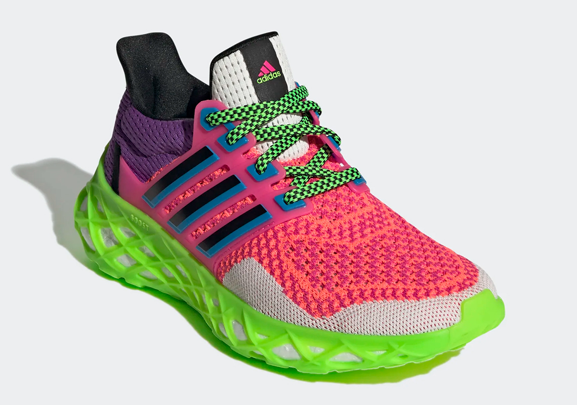 Mẫu giày adidas Ultraboost Web DNA sáng tạo với sản phẩm nhiều màu sáng