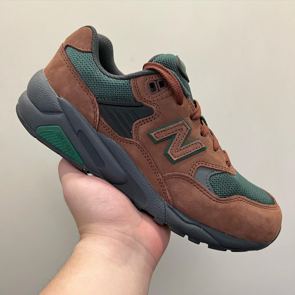 Mẫu giày New Balance 580 ra mắt màu Beef & Broccoli - 2