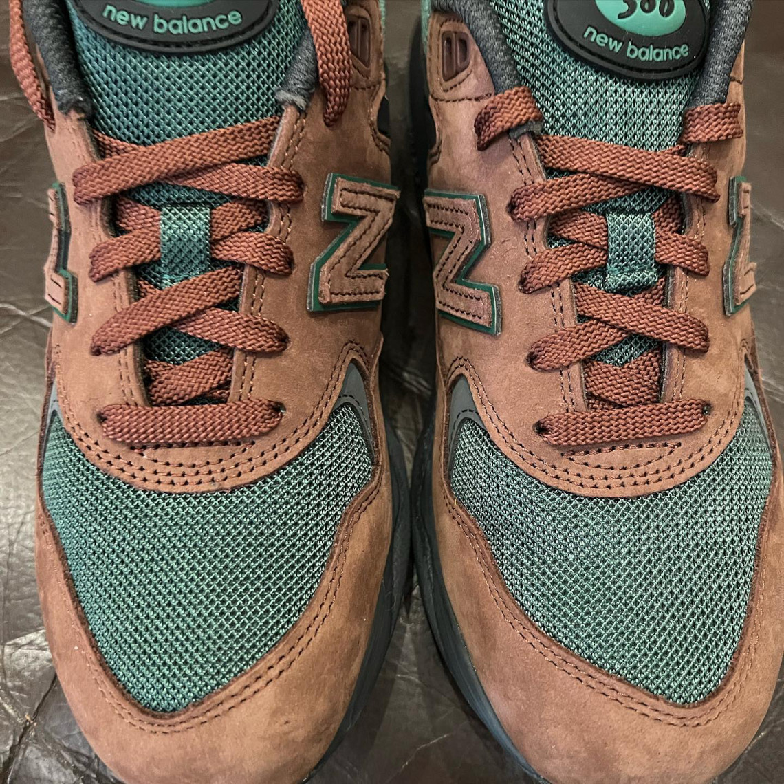 Mẫu giày New Balance 580 ra mắt màu Beef & Broccoli - 3