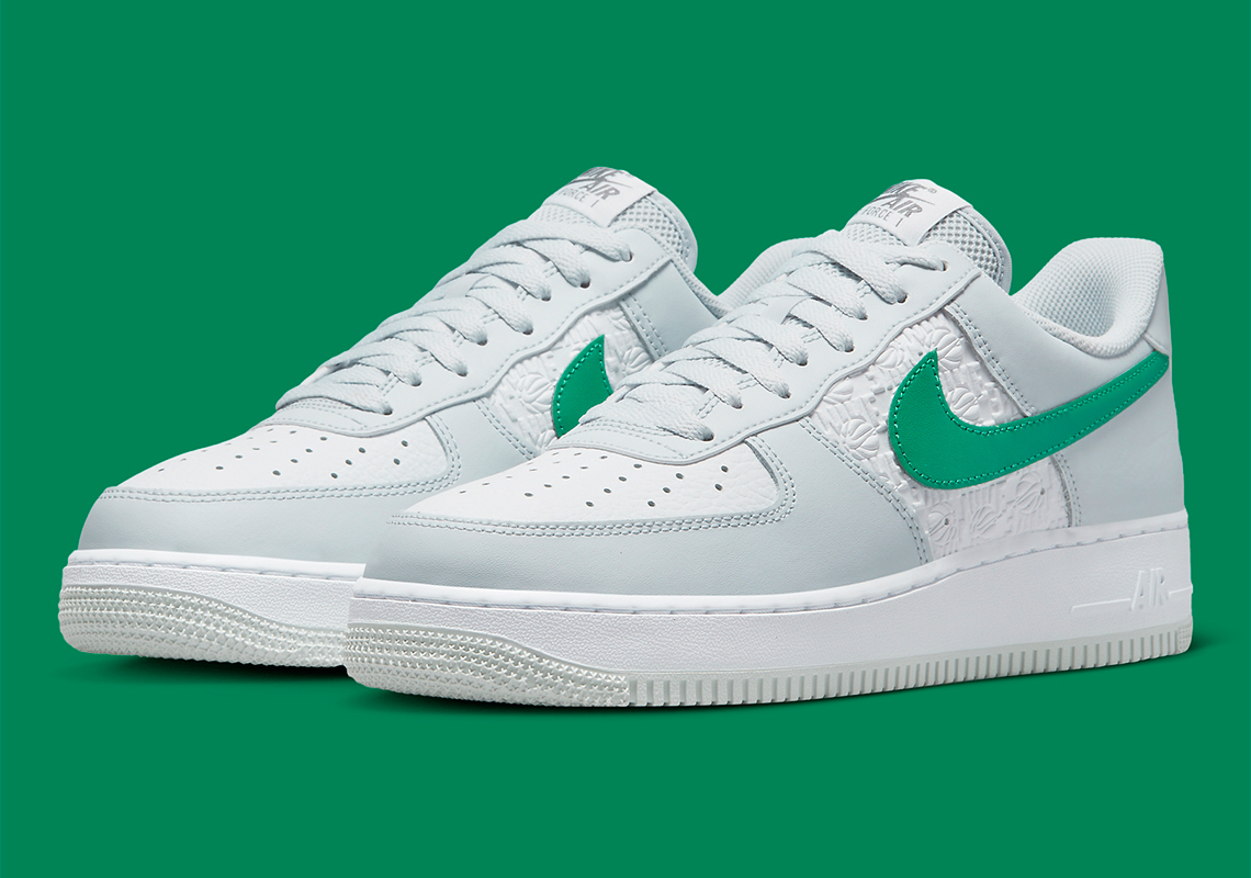 Mẫu giày Nike Air Force 1 Low Hoop với logo màu xanh - 2