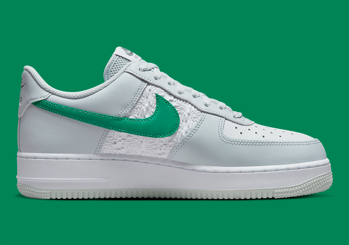Mẫu giày Nike Air Force 1 Low Hoop với logo màu xanh - 3