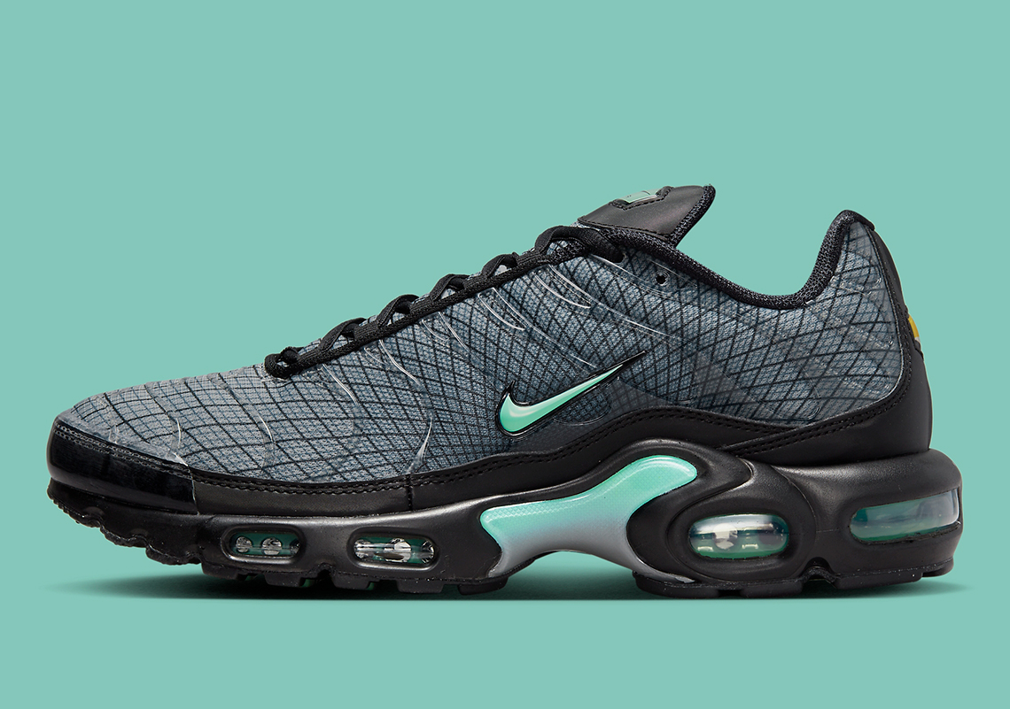 Mẫu giày Nike Air Max Plus ra mắt màu đen, xanh blue