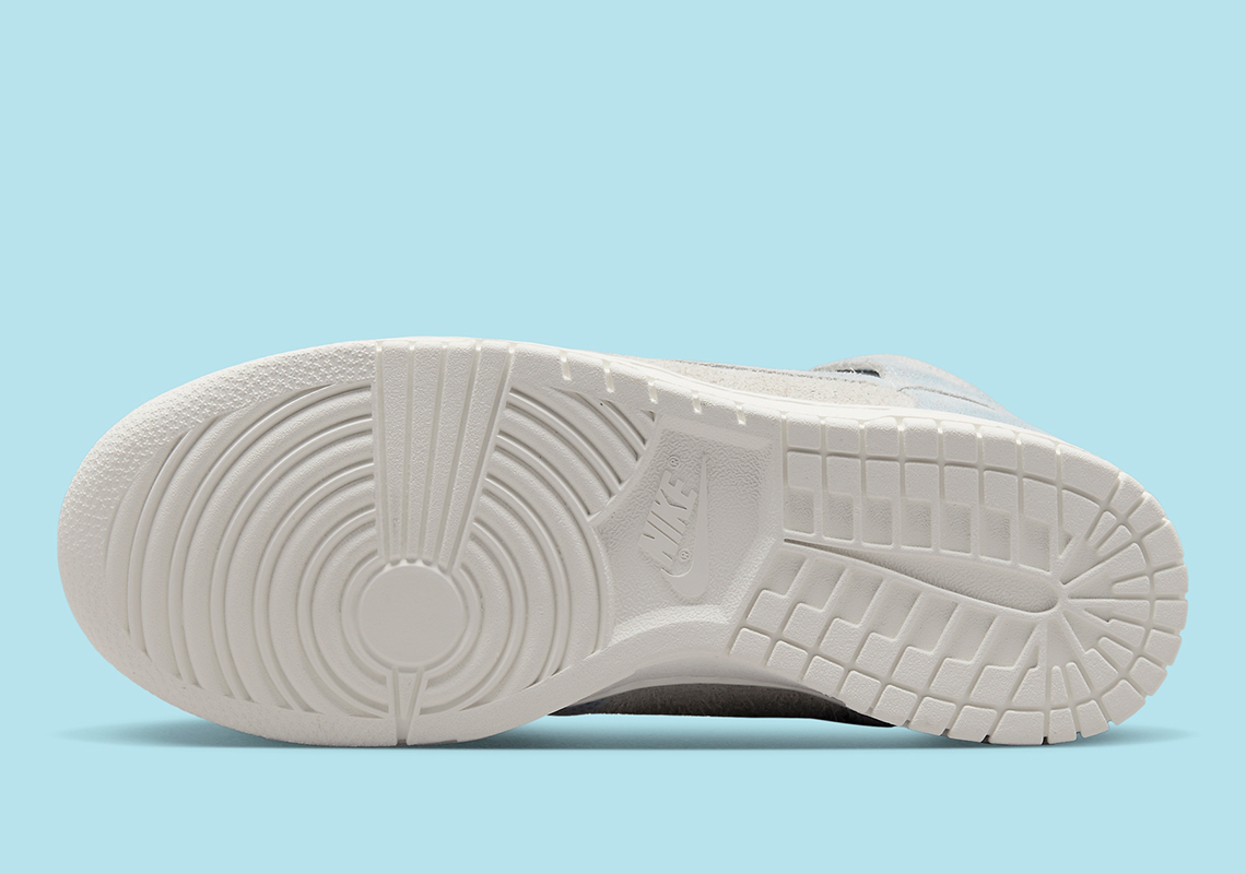 Mẫu giày Nike Dunk High trắng với điểm nhấn màu xanh blue nhạt - 6
