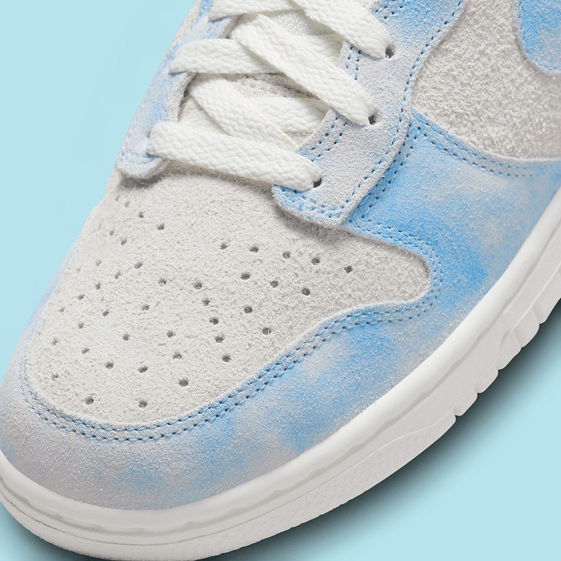 Mẫu giày Nike Dunk High trắng với điểm nhấn màu xanh blue nhạt - 7