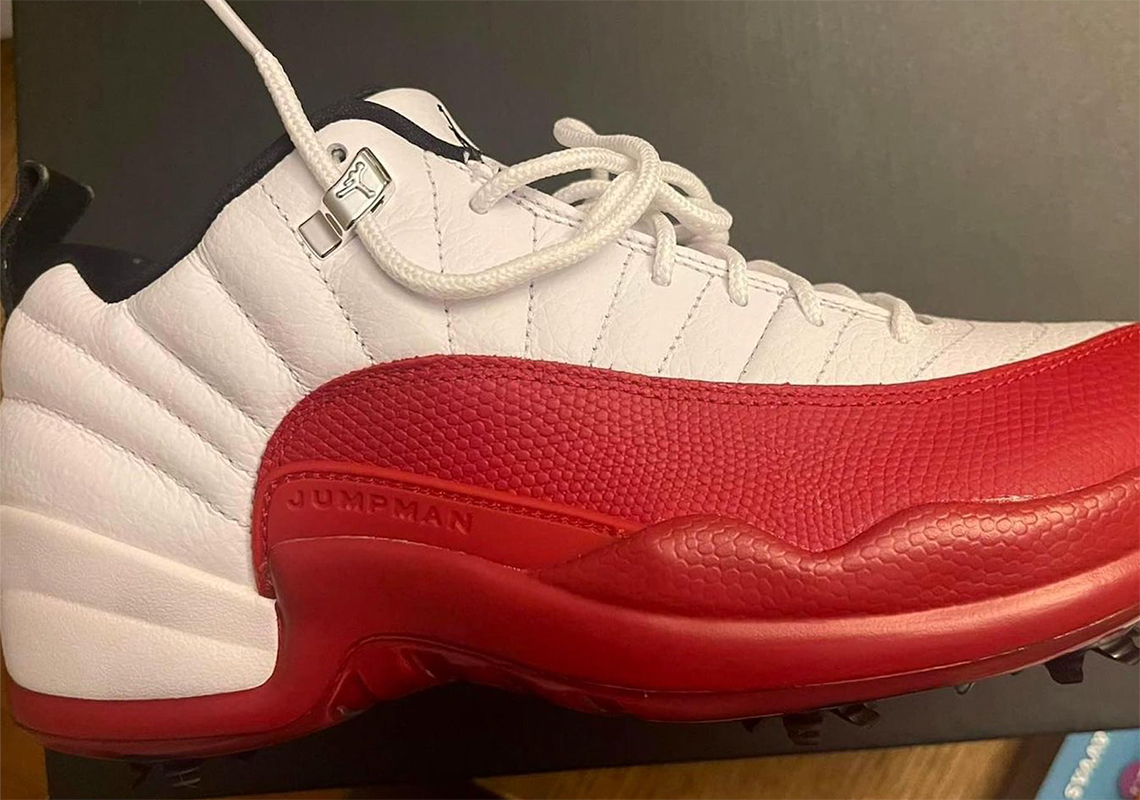 Mẫu giày sneaker Air Jordan 12 Golf "Cherry"