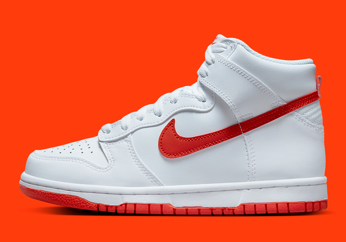 Mẫu giày trẻ em Nike Dunk High với trang phục trắng và cam  - 2