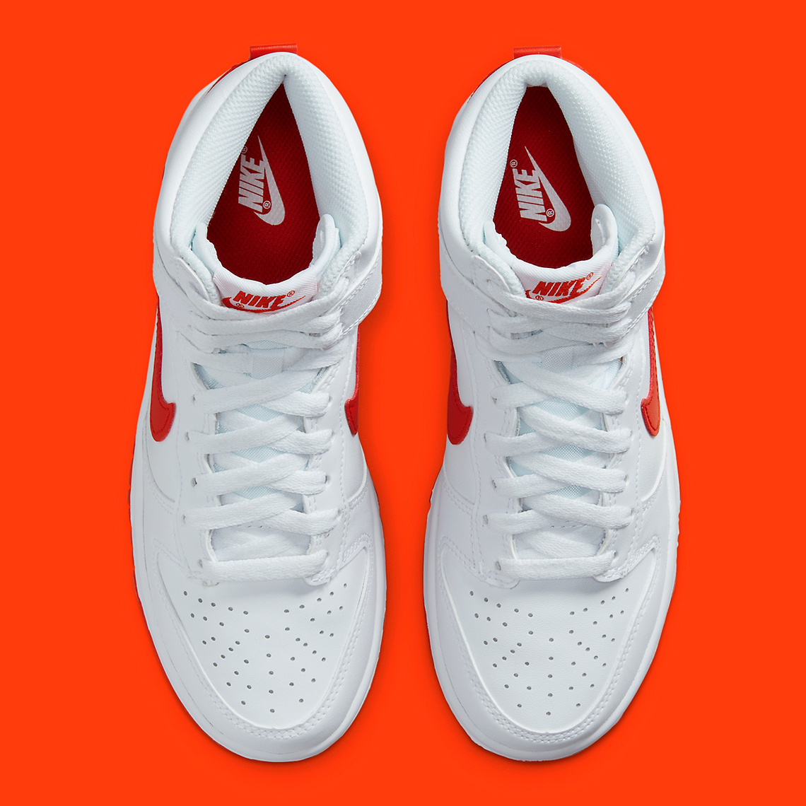 Mẫu giày trẻ em Nike Dunk High với trang phục trắng và cam  - 4