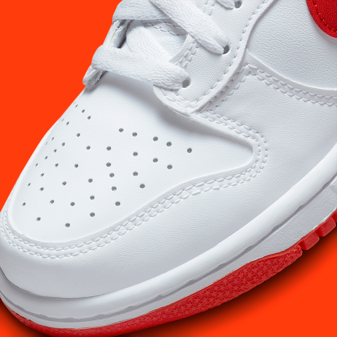 Mẫu giày trẻ em Nike Dunk High với trang phục trắng và cam  - 7