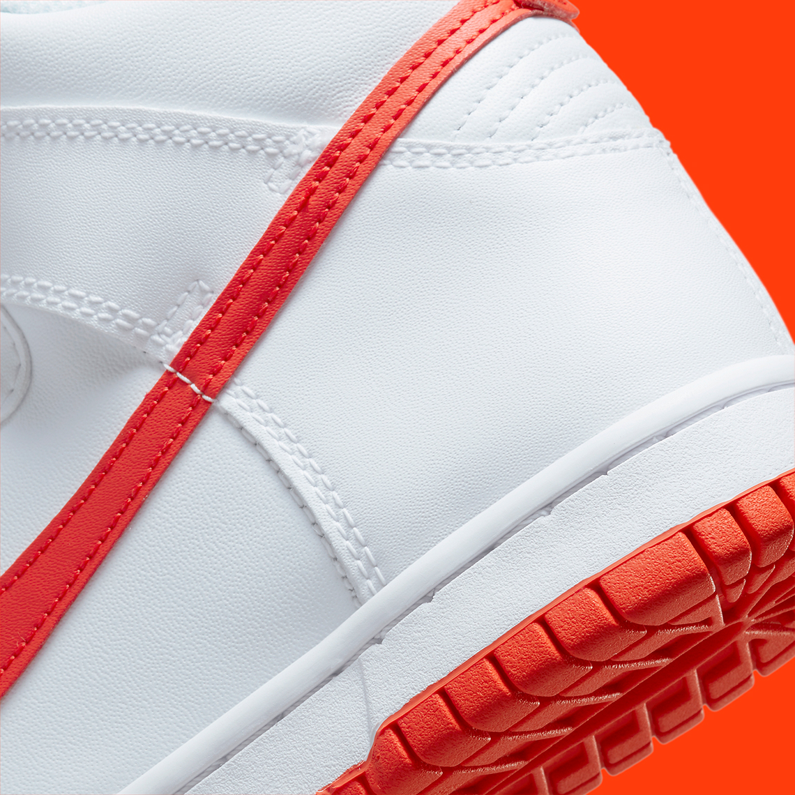 Mẫu giày trẻ em Nike Dunk High với trang phục trắng và cam  - 8