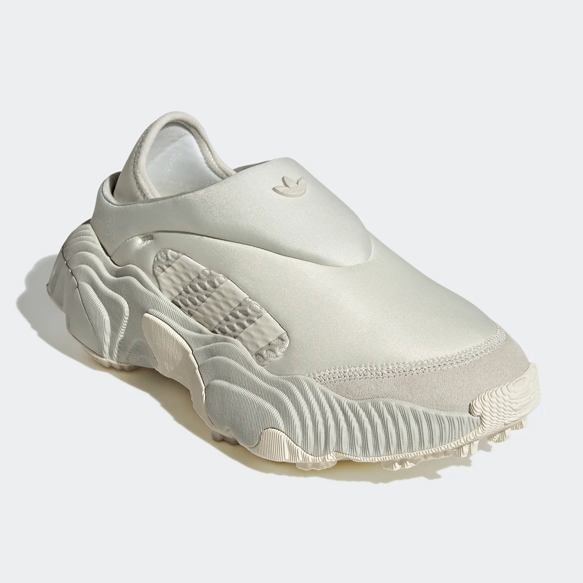 Màu kem và Off-White Hues làm nổi bật mẫu giày sneaker adidas Rovermule Adventure - 2