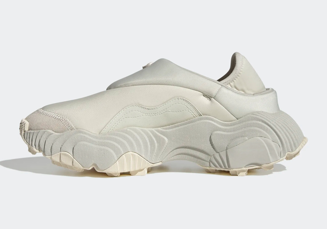 Màu kem và Off-White Hues làm nổi bật mẫu giày sneaker adidas Rovermule Adventure - 4
