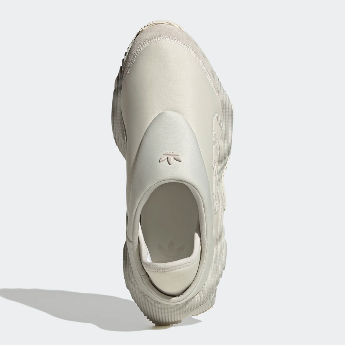 Màu kem và Off-White Hues làm nổi bật mẫu giày sneaker adidas Rovermule Adventure - 5